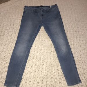 Hollister Low Rise Jean Legging in Medium wash